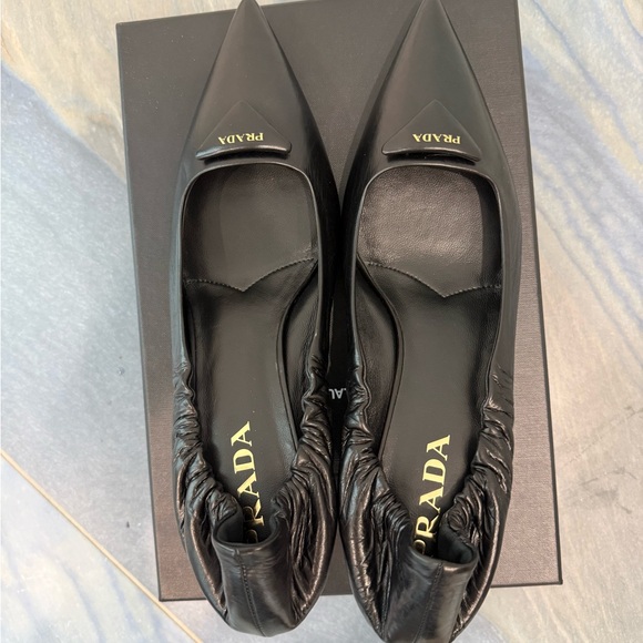 SOLD ❌❌❌ PRADA
Triangle Logo Leather Pumps
$1,200  sz 41 black - Picture 7 of 9